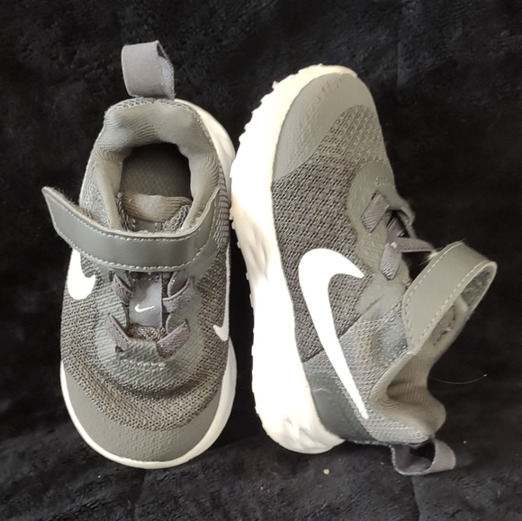 NIKE REVOLUTION 5 TODDLER Grey Running SHOES SIZE 4C BQ5673 Lightweight GOOD - Picture 8 of 15